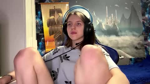 Hi Im Aria 18 years old online show from March 2026 12:35:02 PM