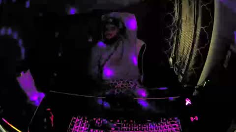 mesmereyes online show from December 2024 01:06:02 PM