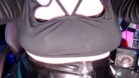 Snapshot of metalpocahotass chatting on January 2025 06:46:02 AM MetalPocahotass online show from January 2025 06:46:02 AM