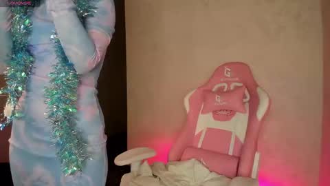 Mia  GMT7 Mon Tue Wen Thur 1000am-0300pm Sat 0300am-0900am online show from December 2024 12:43:02 AM