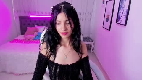 Mia online show from November 2025 08:09:01 PM