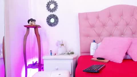 Mia online show from January 2026 05:04:02 PM