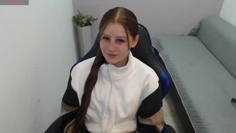 Mia online show from October 2025 01:30:01 PM