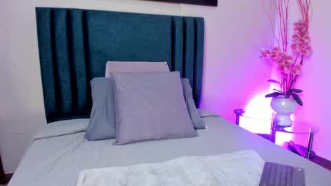 Mia online show from March 2026 12:15:01 AM