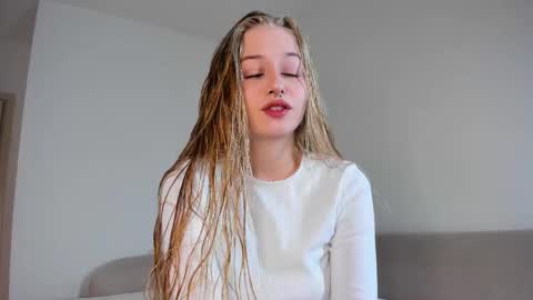 Mia here Appreciate your support online show from November 2025 12:37:02 PM