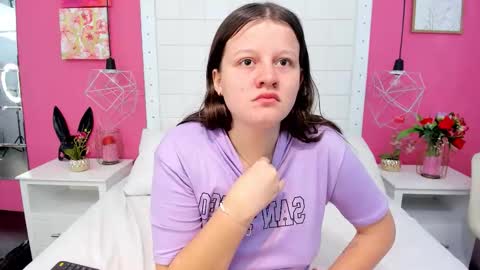 Mia  online show from December 2025 12:58:01 PM