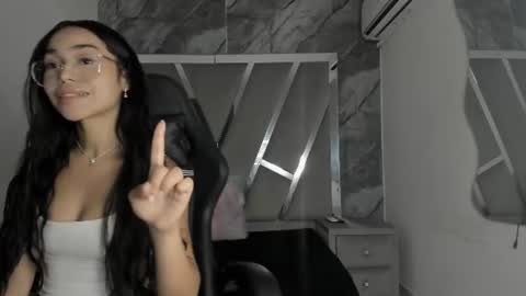 Snapshot of mia_petiteht chatting on June 2026 09:05:02 PM mia_petiteht online show from June 2026 09:05:02 PM
