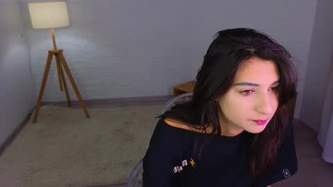 Mia online show from December 2025 02:56:02 PM