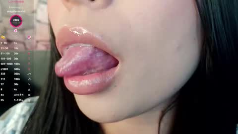 Mia online show from December 2025 05:49:02 AM