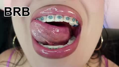 Mia online show from July 2026 10:25:01 PM