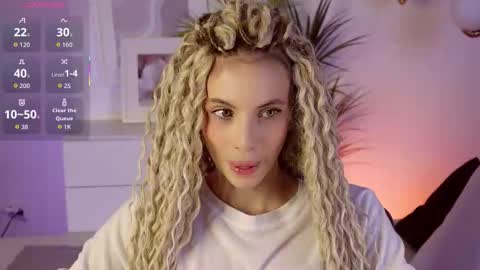 Mia online show from November 2025 06:25:02 AM