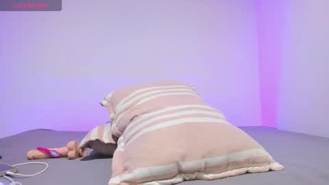 MIA INDEPENDENT MODEL  online show from January 2026 12:23:02 AM