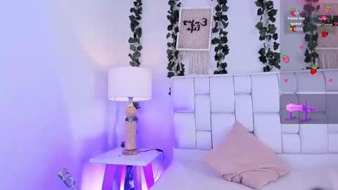 Mia online show from October 2025 12:27:01 PM