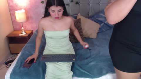 Sophie and Whanda online show from October 2025 08:40:02 PM