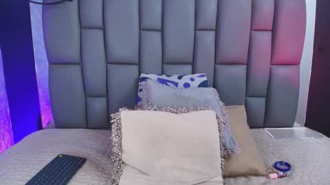 Mia online show from September 2025 12:05:01 PM