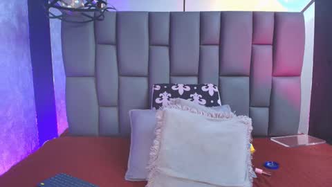 Mia online show from September 2025 12:05:01 PM