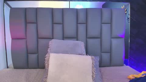 Mia online show from October 2025 12:06:01 PM