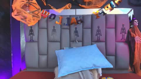 Mia online show from October 2025 12:01:02 PM