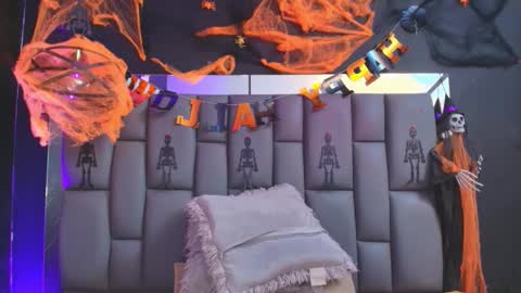 Mia online show from October 2025 12:09:02 PM