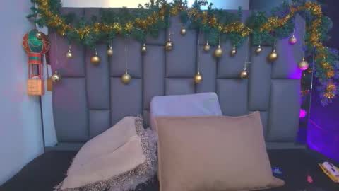 Mia online show from December 2025 12:12:02 PM