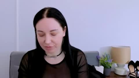 Mia online show from April 2026 03:39:02 PM