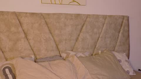 miablumm_ online show from December 2025 11:37:01 AM