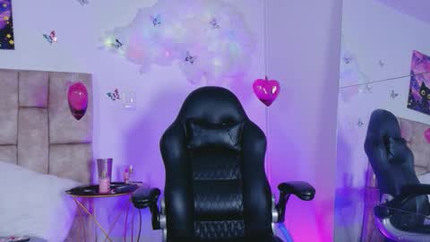 miablumm_ online show from March 2026 06:23:01 PM