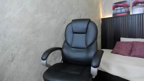 Mia online show from November 2025 12:59:03 PM