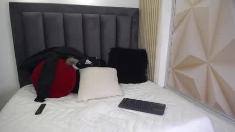 Mia  online show from May 2026 03:35:02 AM