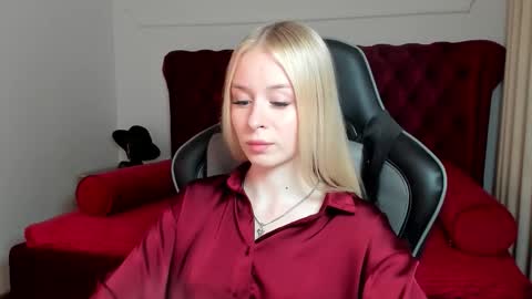 Mia online show from October 2025 07:14:02 PM