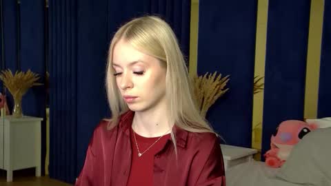 Mia online show from November 2025 06:19:02 PM