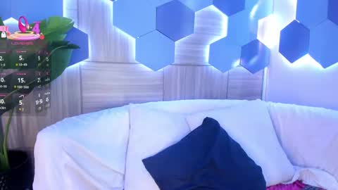 Mia  online show from October 2025 03:59:02 AM