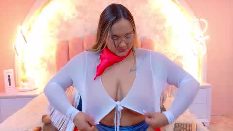 Mia online show from January 2026 05:01:01 AM