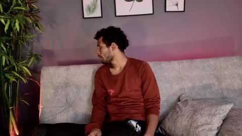 Mia online show from November 2025 06:34:02 PM