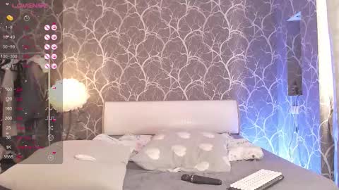 Mia online show from November 2025 11:21:01 AM