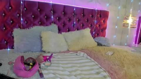 miamiller22 online show from December 2025 05:42:01 PM