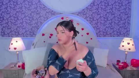 Mia   -5 7001400 Follow  online show from February 2026 01:22:02 PM