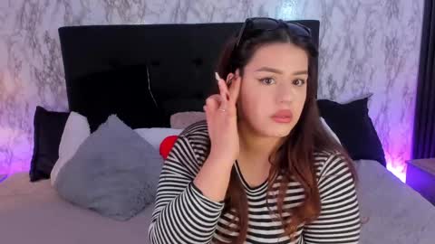 Snapshot of miamontoya chatting on May 2026 01:19:01 PM Mia -5 7001400 Follow online show from May 2026 01:19:01 PM