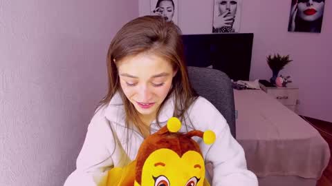 Mia online show from December 2024 09:33:01 PM