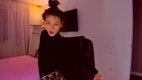 Mia online show from December 2025 07:34:02 PM