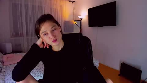 Mia online show from April 2026 08:48:01 PM