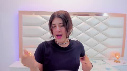 Snapshot of miaqueen021 chatting on January 2025 12:21:01 PM Sweetie Mia online show from January 2025 12:21:01 PM