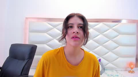 Snapshot of miaqueen021 chatting on January 2025 06:39:01 PM Sweetie Mia online show from January 2025 06:39:01 PM