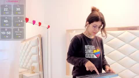 Snapshot of miaqueen021 chatting on February 2025 12:44:02 PM Sweetie Mia online show from February 2025 12:44:02 PM