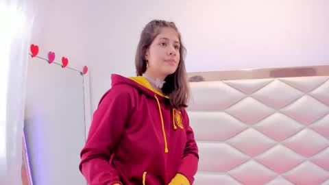 Snapshot of miaqueen021 chatting on February 2025 06:58:02 PM Sweetie Mia online show from February 2025 06:58:02 PM