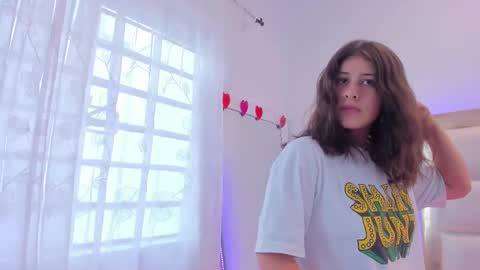 Snapshot of miaqueen021 chatting on March 2025 06:32:01 PM Sweetie Mia online show from March 2025 06:32:01 PM