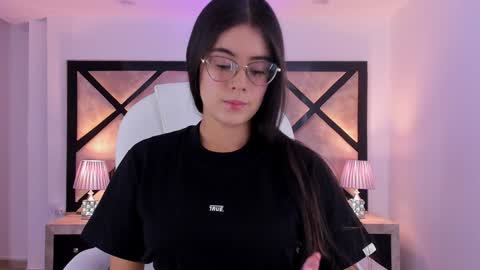 Mia online show from December 2024 07:04:02 PM