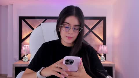 Mia online show from December 2024 10:11:01 PM