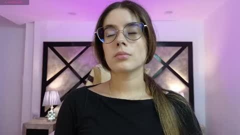 Mia online show from April 2026 07:08:02 PM