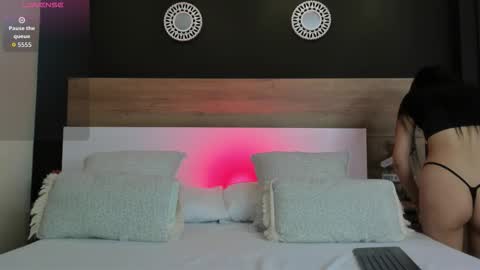 Mia online show from October 2025 01:21:01 PM